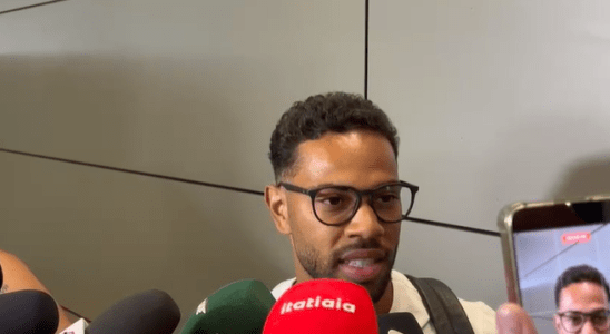 Renan Lodi, que deve ser oficializado como reforço do Atlético, na chegada ao Aeroporto de Confins