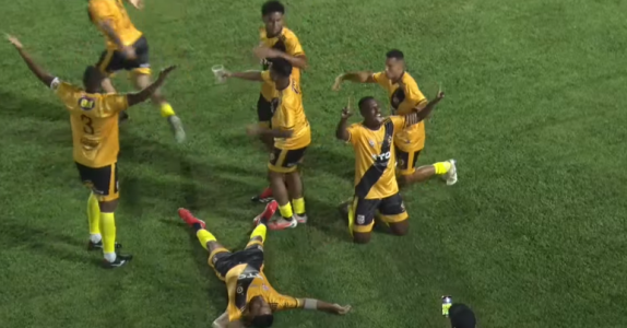 Equipe do Dedé comemora gol diante do Estrela Mirim, nesta terça-feira (30)