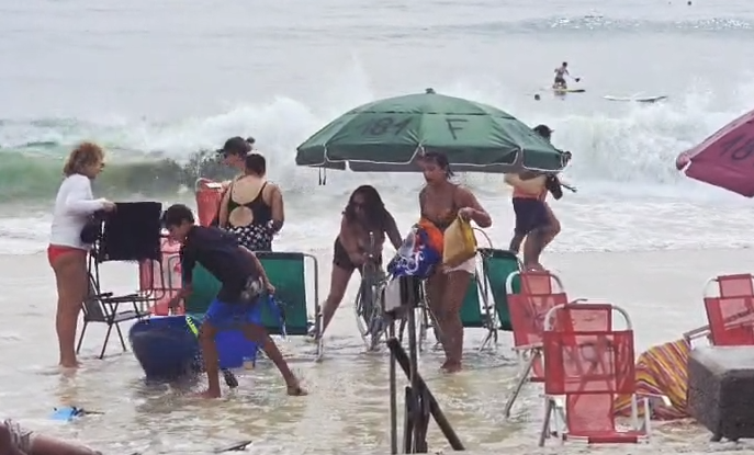 Vídeo mostra ressaca do mar invadindo a praia de Copacabana