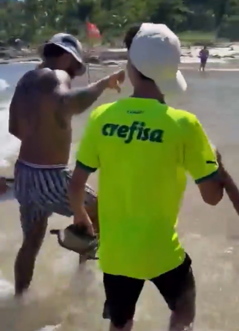 Palmeirense provoca Memphis durante férias na Bahia, e astro do Corinthians reage