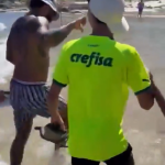 Palmeirense provoca Memphis durante férias na Bahia, e astro do Corinthians reage