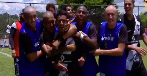 Time da Ponte Preta celebra gol diante do Coritiba