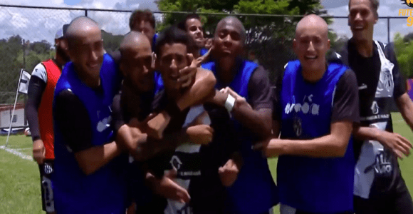 Time da Ponte Preta celebra gol diante do Coritiba