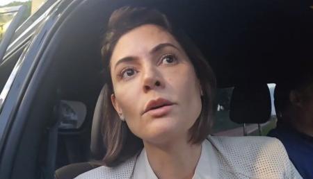 Michelle Bolsonaro concedeu entrevista em frente ao Hospital DF Star, em Brasília