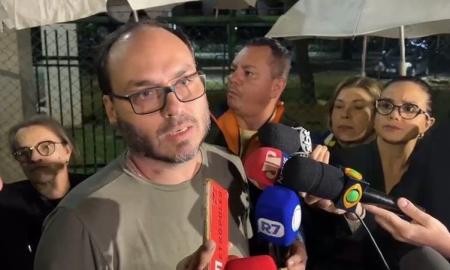 Carlos Bolsonaro concedeu entrevista coletiva em frente ao Hospital DF Star, em Brasília, nesta terça-feira (6)