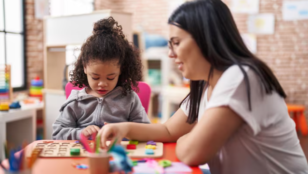 Nova lei inclui professores da educação infantil na carreira do magistério; veja o que muda
