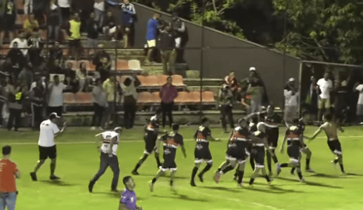 Time do Danúbio celebra a classificação diante do Família Vila Trevo