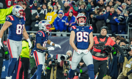 Hunter Henry comemora touchdown anotado em Patriots x Charges, pelos playoffs de 2026 da NFL