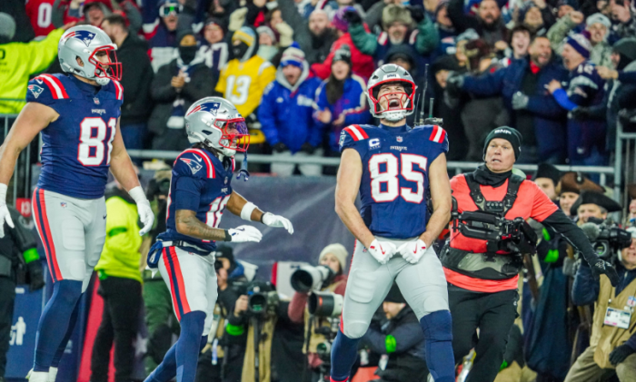 Hunter Henry comemora touchdown anotado em Patriots x Charges, pelos playoffs de 2026 da NFL