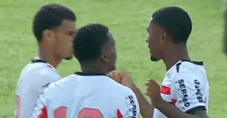 Jogadores do Botafogo-SP comemoram classificação na Copinha