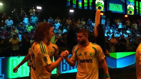 Dedo (esq) e Lipão (dir) em vitória do Brasil na Kings League