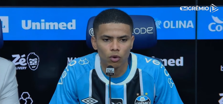José Enamorado em apresentação como novo reforço do Grêmio • Reprodução/Grêmio