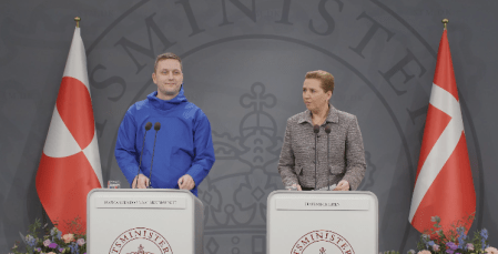 Uma coletiva de imprensa foi realizada em Copenhague, ao lado da primeira-ministra dinamarquesa, Mette Frederiksen