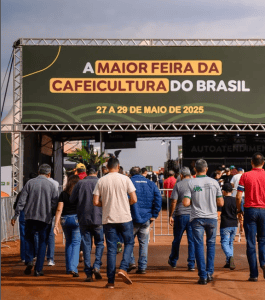 Durante três dias, o aeroporto se transforma no principal ponto de encontro para quem vive e respira a cafeicultura.