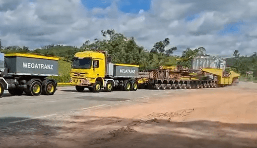 Carreta carrega um transformador