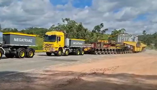 Carreta carrega um transformador