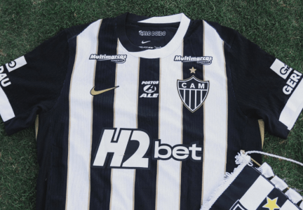 Camisa do Atlético colocada no gramado da Arena Credinor, em Montes Claros