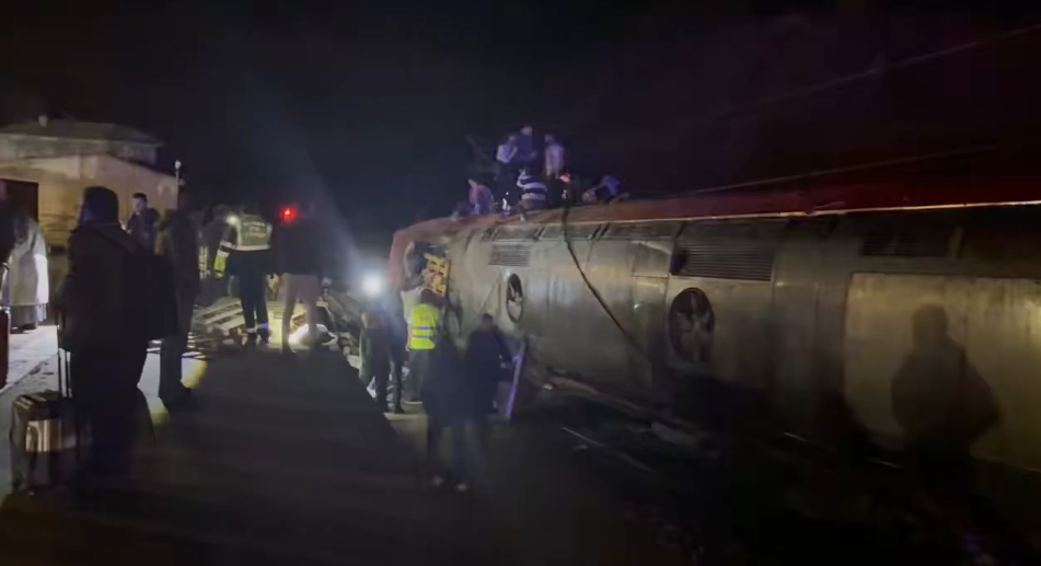 Trens de alta velocidade descarrilham, e 21 pessoas morrem em acidente na Espanha