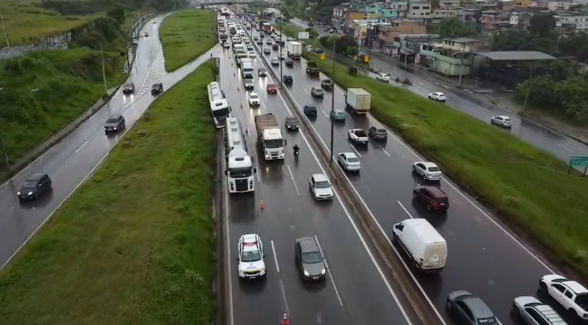 Motorista embriagado é preso após carreta cair em canaleta no Anel Rodoviário, em BH