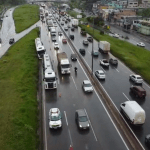 Motorista embriagado é preso após carreta cair em canaleta no Anel Rodoviário, em BH