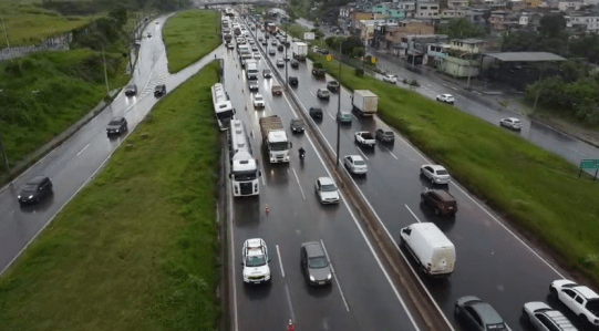 Caminhão tombou no Anel Rodoviário