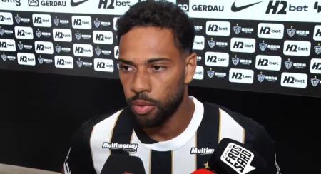 Renan Lodi em entrevista na Arena MRV, em Belo Horizonte
