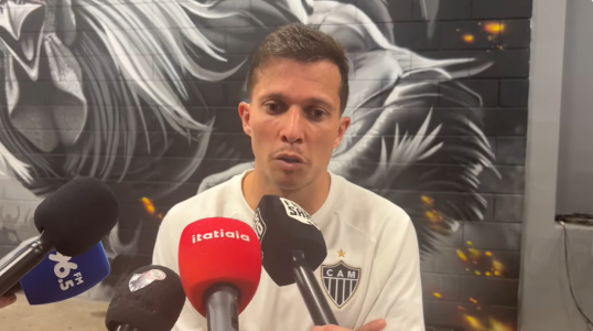 Bernard, meia-atacante do Atlético, em zona mista na Arena MRV
