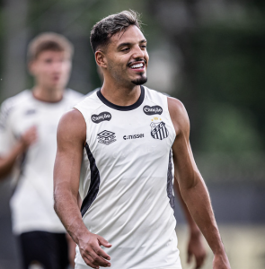 Gabriel Menino durante treino do Santos