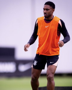 Vittinho durante treino do Corinthians