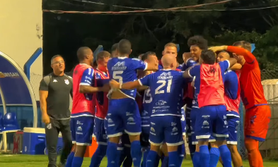 Jogadores da URT comemoram gol na Arena Vera Cruz