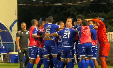 Jogadores da URT comemoram gol na Arena Vera Cruz