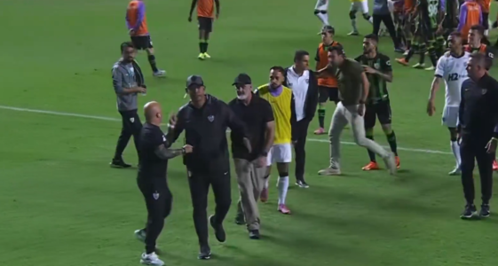 Confusão entre Alberto Valentim e Jorge Sampaoli, após o clássico entre América e Atlético, pelo Campeonato Mineiro