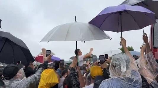 Nikolas Ferreira chega à manifestação na Praça do Cruzeiro, em Brasília