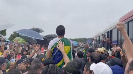 Nikolas Ferreira foi carregado por manifestantes durante o ato final de sua caminhada até Brasília