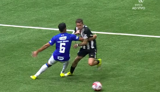 Foi pênalti em Bernard? Comentarista dá 'veredito' sobre lance em Atlético x Cruzeiro
