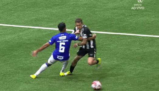 Kaiki e Bernard se engalfinharam dentro da área atleticana, no primeiro tempo do jogo entre Atlético e Cruzeiro, na Arena MRB
