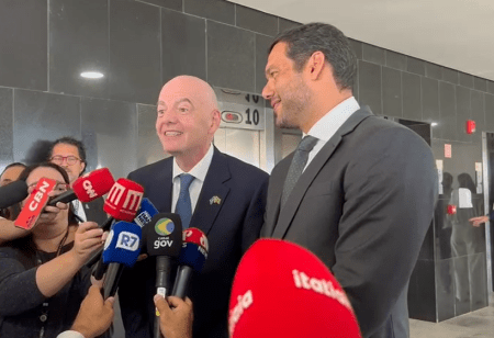 Gianni Infantino e Samir Xaud, em entrevista nesta segunda-feira (26), em Brasília
