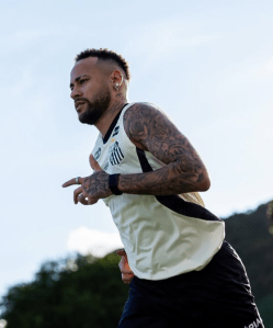 Neymar trabalha sem bola no gramado do CT Rei Pelé