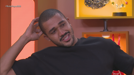 Matheus se emociona ao ouvir recado do pai