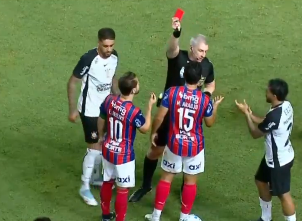Jogador do Bahia é expulso em dez minutos e vira desfalque no Brasileirão