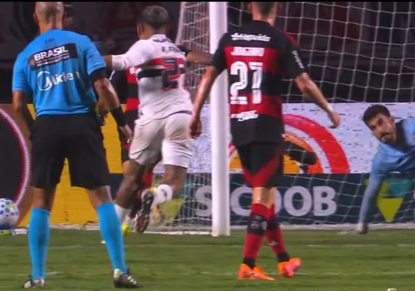 Foi pênalti para o Flamengo contra o São Paulo? Ex-árbitro analisa lance
