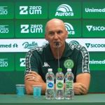 Técnico da Chapecoense rebate rótulo de 'rebaixada' e exalta vitória sobre o Santos