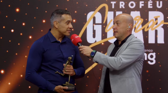 Felipe Fernandes de Lima com o prêmio de melhor árbitro ou assistente em mãos