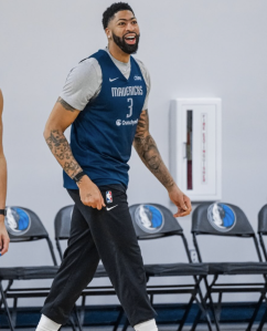 Anthony Davis, atleta dos Mavs