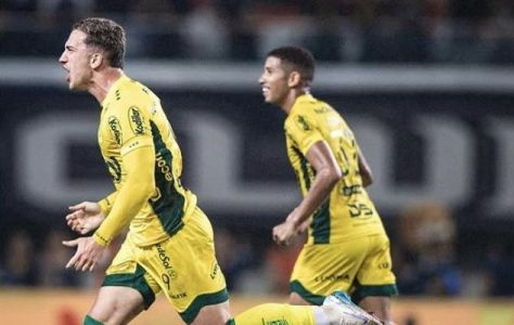 Jogadores do Mirassol celebram gol no fim