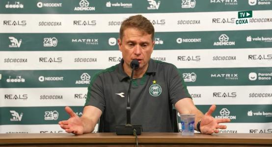 Fernando Seabra em entrevista coletiva como técnico do Coritiba • Reprodução/TV Coxa