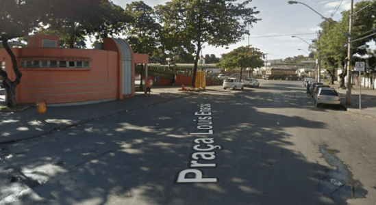Dois homens em uma motocicleta se aproximaram da vítima, que estava em um trailer, e efetuaram vários disparos antes de fugir do local