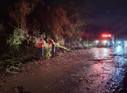 Também houve pequenos deslizamentos de terra nos locais das quedas.