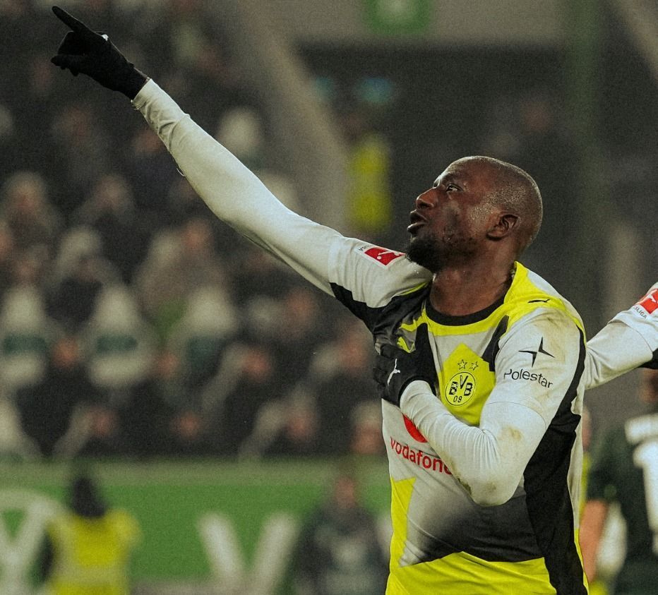 Dortmund vence Wolfsburg fora de casa e segue ‘perseguição’ ao Bayern no Alemão