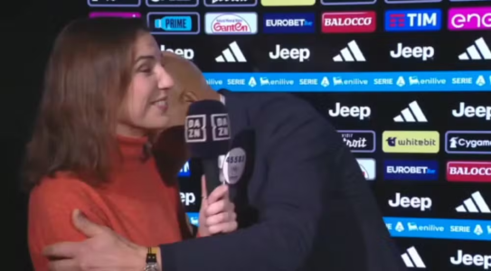 Luciano Spalletti beija ombro de repórter durante entrevista após jogo do Campeonato Italiano